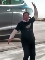 Svět si utahuje z Elona Muska, že tancuje jako opilý strýček na oslavě. Video sám označil za nevhodné pro diváky do 18 let