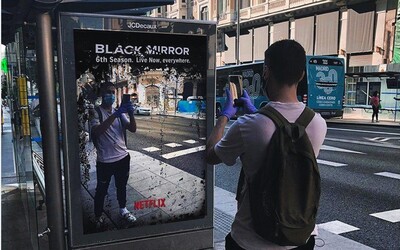 Svět prý dnes vypadá jako 6. série Black Mirror. Ve Španělsku mají i oficiální kampaň