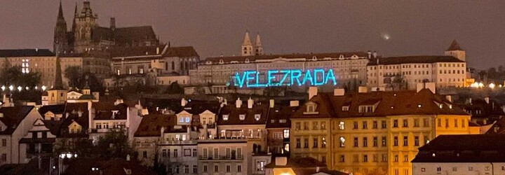 Světelný nápis „velezrada“ na Pražském hradě nebyl přestupek ani trestný čin, rozhodla policie