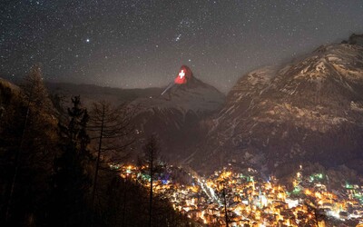 Světlo je naděje, tvrdí Švýcaři. Nasvítili Matterhorn italskou vlajkou, srdcem i důležitými vzkazy