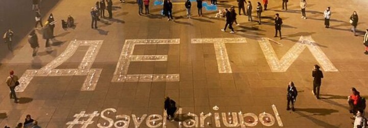 Světlo pro Mariupol: Před divadly po celém Česku lidé vytvořili pomocí svíček nápis „děti“ v azbuce