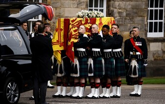 Svetových lídrov budú v Londýne na pohreb kráľovnej Alžbety II. hromadne prepravovať autobusmi. Priletieť majú komerčnými linkami