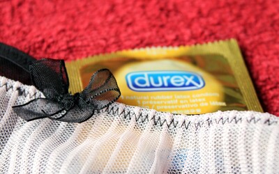 Světu hrozí nedostatek kondomů. Největšího výrobce prezervativů zavřel koronavirus, nyní funguje jen na poloviční výkon 