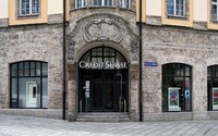 Švýcarská banka Credit Suisse čelí problémům. Akcie se propadají, oslabuje i česká koruna