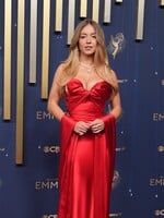 Sydney Sweeney s výrazným dekoltom či elegantný Pedro Pascal. Toto sú najlepšie outfity z Emmy 2025