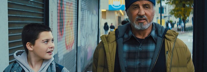 Sylvester Stallone v akčnom traileri Samaritan rozhadzuje deti na všetky strany. Vo filme Samaritan hrá superhrdinu na dôchodku