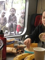Syn brazilského prezidenta sdílel falešnou fotku Grety, jak obědvá před africkými dětmi. Navíc lhal, že je financována Sorosem