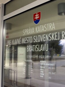 TABUĽKA: Ak kupuješ nehnuteľnosť, poponáhľaj sa. Kataster onedlho zvýši poplatky, Slováci zaplatia o takmer 50 % viac
