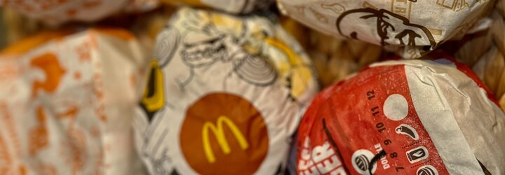 TEST 9 najlacnejších burgerov zo známych fastfoodov: Ktorý je ideálnou voľbou na opicu a ako dopadol vegánsky „číz“?