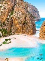 TOP 7 pláží Španielska, ktoré musíš zažiť aspoň raz: Od tyrkysovej Ibizy až po dramatickú Galíciu