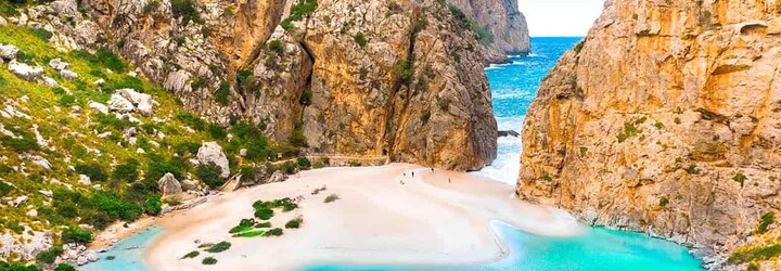 TOP 7 pláží Španielska, ktoré musíš zažiť aspoň raz: Od tyrkysovej Ibizy až po dramatickú Galíciu