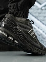 TOP čierne tenisky do sychravého jesenného počasia. Zaobstaraj si outdoorové ikony Salomon či fresh modely New Balance