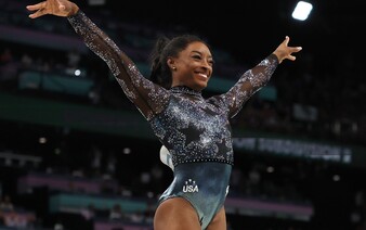 TOP módne momenty z OH v Paríži: gymnastky USA v najdrahších dresoch, Pharrell s taškou LV za 850-tisíc a Céline Dion v Diore