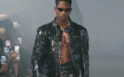 TOP momenty z fashion weeku v Paríži: Travis Scott na móle, tenisky zahalené do kvetov aj prehliadka Coperni v Disneylande