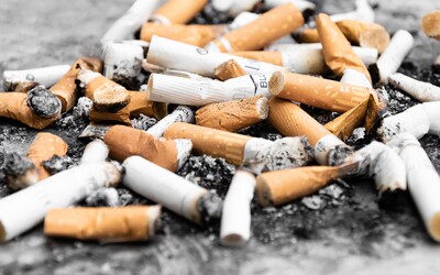 Tabákové firmy budou ve Španělsku financovat úklid nedopalků