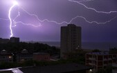 Takmer na celom Slovensku platí výstraha pred búrkami. Meteorológovia varujú pred krúpami, lejakom a silným vetrom