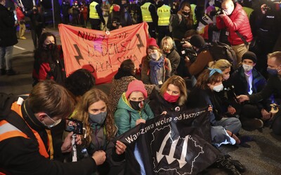 Téměř úplný zákaz interrupcí. Poláci jsou kvůli zpřísnění zákona opět v ulicích 