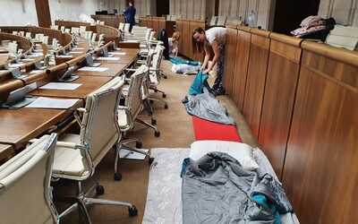 Takto prespali opoziční poslanci na zemi v sále parlamentu. Pyžamá a spacáky vymenia za obleky a budú blokovať schôdzu 