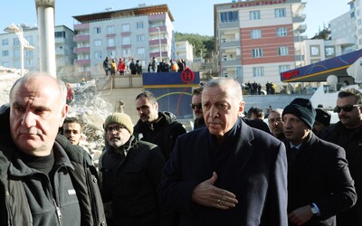 Takto sa Erdogan v roku 2019 chválil, že stavbárom povolil obísť pravidlá na boj so zemetraseniami. Čelí obrovskej kritike