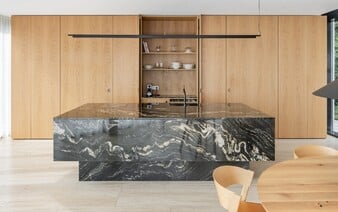 Takto vyzerá interiér luxusného viladomu v minimalistickom štýle. Bývaniu v lukratívnej štvrti dominuje drevo a kameň