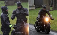 Takto vypadá jeden z obleků nového Batmana, kterého hraje Robert Pattinson