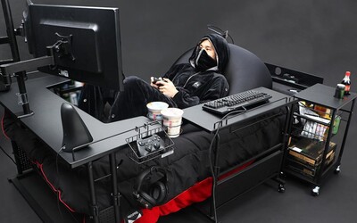 Takto vyzerá najpohodlnejšie hranie: posteľ, počítač a herný stôl v jednom. Odísť musíš len keď potrebuješ ísť na záchod