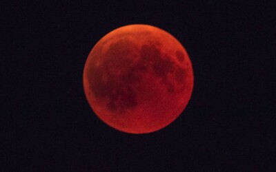 Takýto krvavý Mesiac budeš pozorovať už o týždeň. Podľa náboženských fanatikov sa však blíži koniec sveta