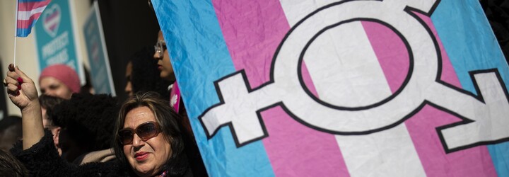 Italské školy se zvolna přidávají k iniciativě na podporu transgender studentů. Respektují jméno i oblečení, které si zvolí