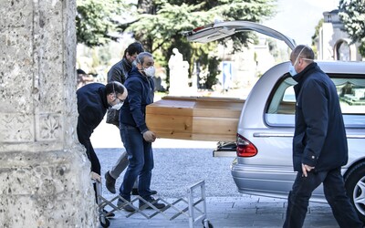 Itálie zakázala pohřby. Oběti koronaviru často pohřbívají osamotě
