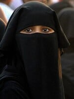 Tálibán nechce, aby ženy „provokovaly“ muže. Od soboty musí nosit povinně burku