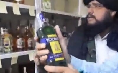 Taliban objavil slivovicu, pivo aj Becherovku v sklade českej ambasády. Fľaše alkoholu si so záujmom obzerali