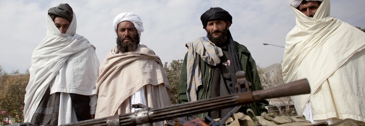 Taliban usporiadal falošný pohreb v uliciach Afganistanu. Rakvy s vlajkou USA majú byť oslavou jeho víťazstva