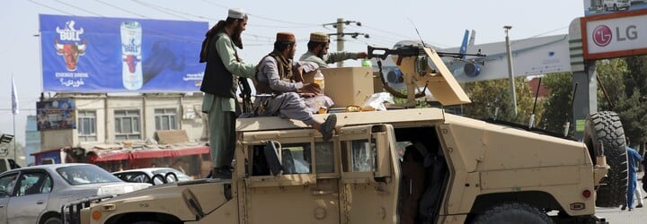 Taliban už zakazuje afganským občanom prístup k letisku v Kábule. Chcú, aby ľudia zostali v krajine