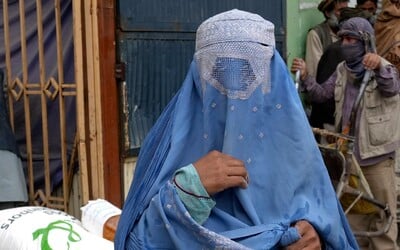 Talibán v Afghánistánu zakázal okna. Ženy nesmí být vidět ani ve vlastních domech
