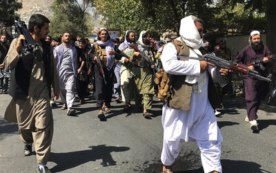 Talibanci zavesili na žeriav mŕtve telo, vraj tak bojujú proti zločinu