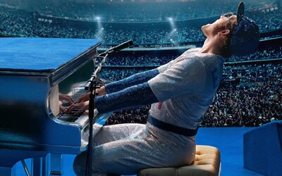 Taron Egerton se mění na mezinárodní superstar v traileru hudební biografie o Eltonu Johnovi