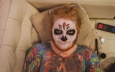 Tatér Eda Sheerana prišiel kvôli škaredým tetovaniam speváka o klientov, kvôli Jokerovi utekajú z kina ľudia