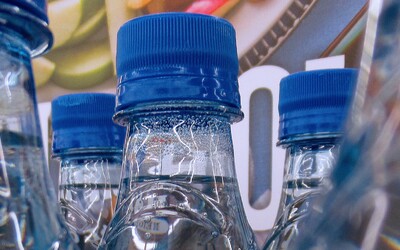Tato populární balená voda mizí z českého trhu, nahradí ji jiná značka