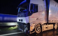 Taxikár na Kysuciach čelne vrazil do kamióna. Pri tragickej nehode zahynul on aj klientka, ktorú viezol v aute
