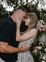 Taylor Swift a Travis Kelce sú zasnúbení. Na Instagrame zverejnili zaľúbené fotografie a prstene