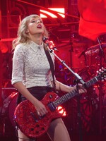 Taylor Swift přerušila vystoupení, aby se zastala fanynky. Tohle řekla členovi své ochranky