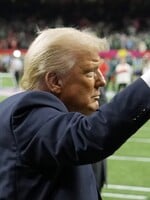 Taylor Swift vybučali, Trumpa vítali búrlivým potleskom. Ako vyzeral tohtoročný Super Bowl?