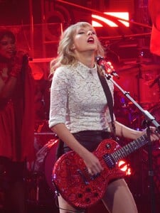 Taylor Swift zadržovala slzy. Na velkolepém koncertě jásalo 60 tisíc lidí, zpěvačku to dojalo