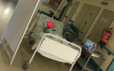 Ťažko chorú pacientku nechali po operácii v Leviciach ležať na chodbe. Tisíce Slovákov pobúrila fotka z polikliniky