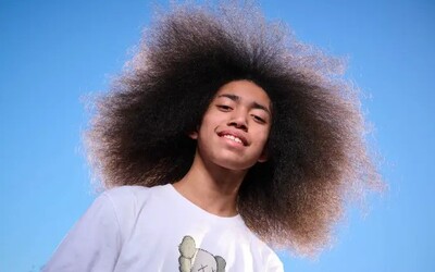 Teenager má největší afro na světě. Tipneš si, kolik centimetrů účes měří?