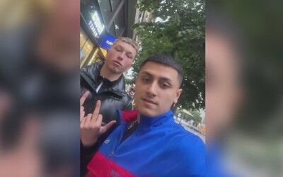 Teenager v Praze mířil pistolí na hlavu druhého. Teď si na něj došlápli další mladí