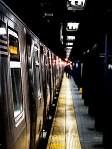 Teenageři ukradli newyorské metro a nabourali ho. Policie obvinila 17letou dívku, po jejím společníkovi pátrá 