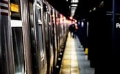 Teenageři ukradli newyorské metro a nabourali ho. Policie obvinila 17letou dívku, po jejím společníkovi pátrá 