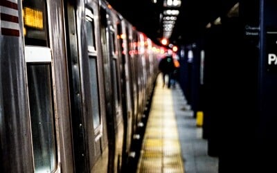 Teenageři ukradli newyorské metro a nabourali ho. Policie obvinila 17letou dívku, po jejím společníkovi pátrá 