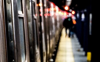 Teenageři ukradli newyorské metro a nabourali ho. Policie obvinila 17letou dívku, po jejím společníkovi pátrá 